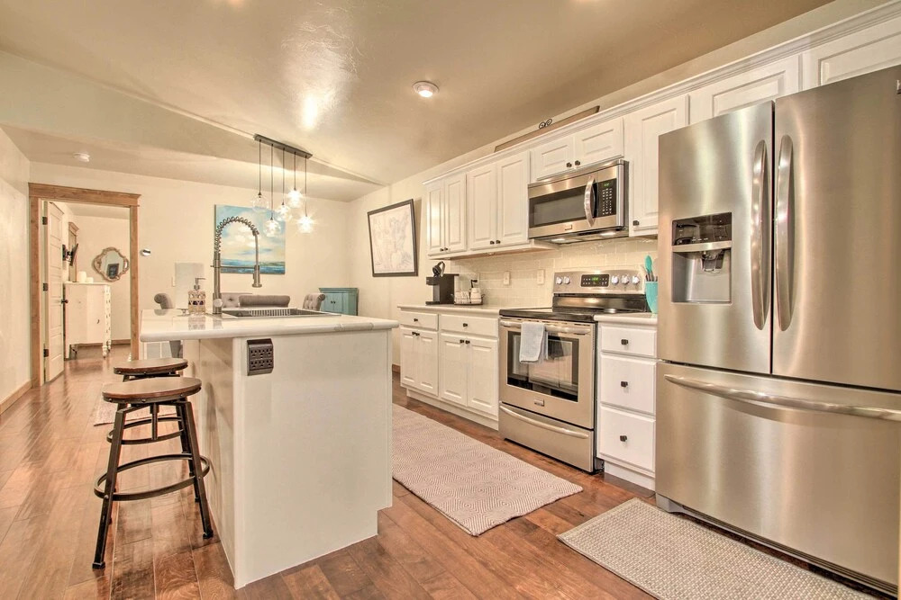 Townhome w/ Private Hot Tub, 8 Mi to Downtown