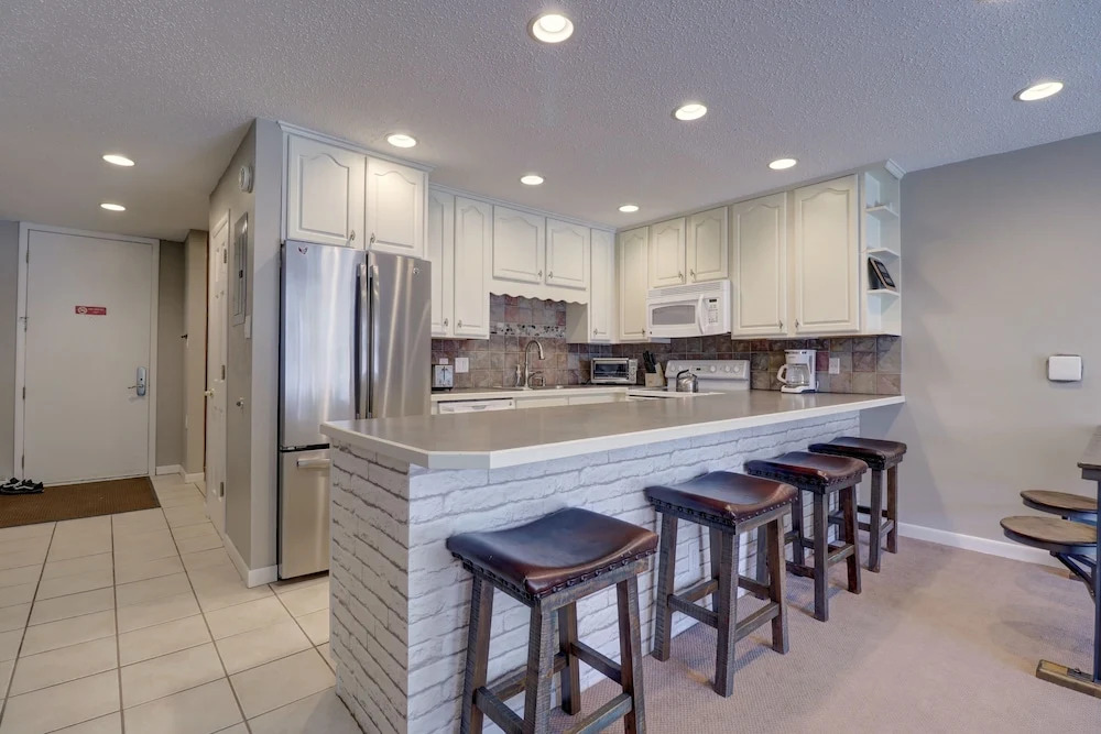 Pet Friendly, Beautifully Remodeled with Mountain Views - SB204 by Redawning