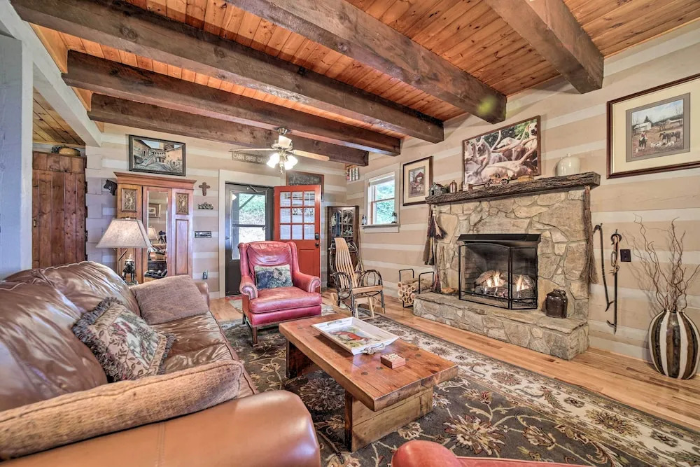 Bryson City Cabin w/ Hot Tub ~ 10 Mi to Dtwn!