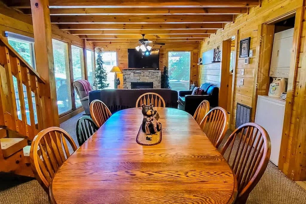 Across the Creek Cabin by Beyond Expectations With Hot Tub