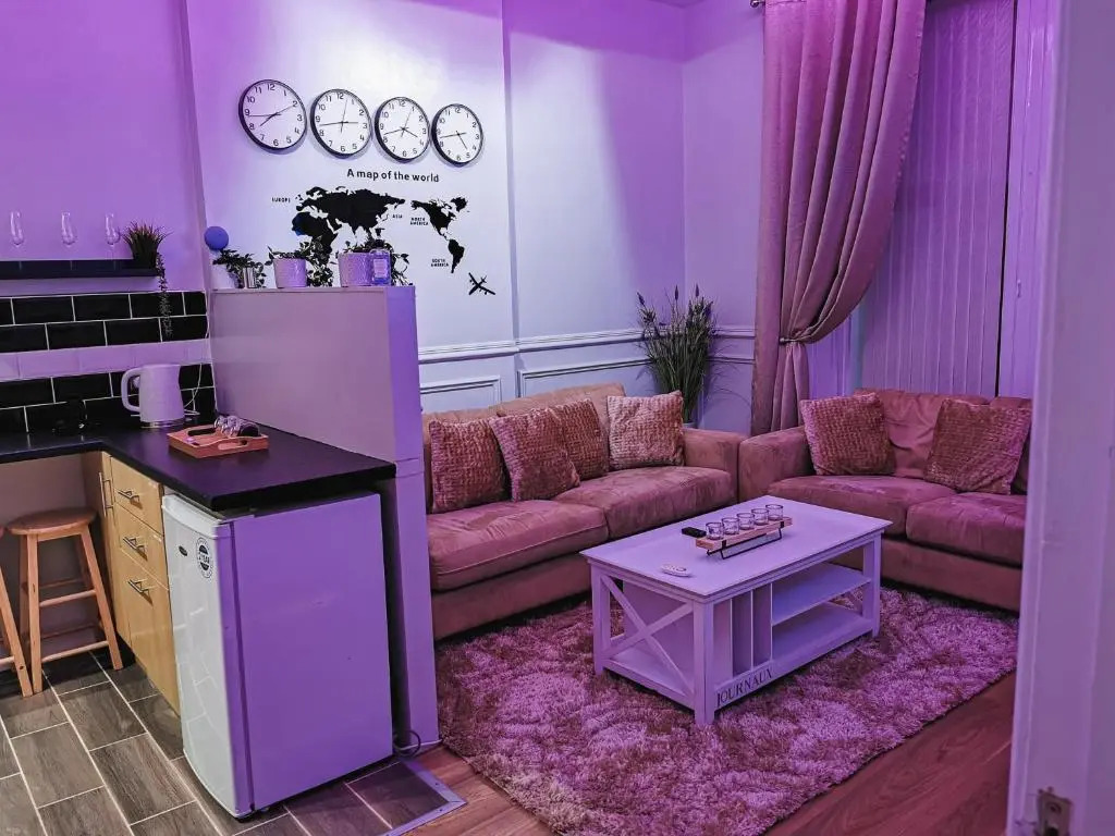 3 Bed Apartment in the Heart of Westend of Glasgow (Adults Only)