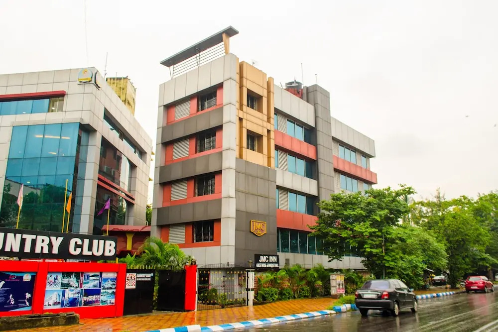 Oyo 7633 Jmc Inn