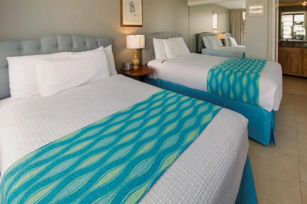 Waikiki Banyan - Pool View Tower 1 Suite 911