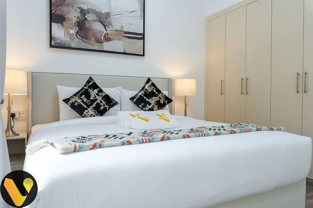 Vogue Vacation Homes, Springs Emirates Living near The Springs Souk, JBR, Marina, Mall of the Emirates, Spacious Villa with Garden and access to Lake and all Amenities in the Community