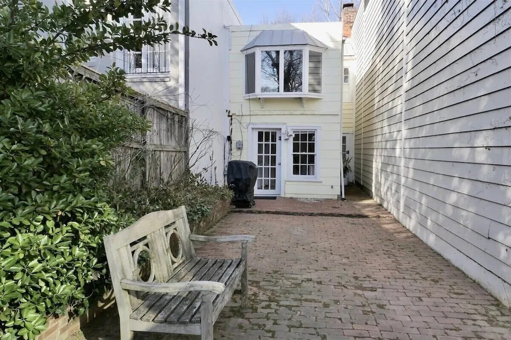 Georgetown Cobblestone Cottage - Private Parking