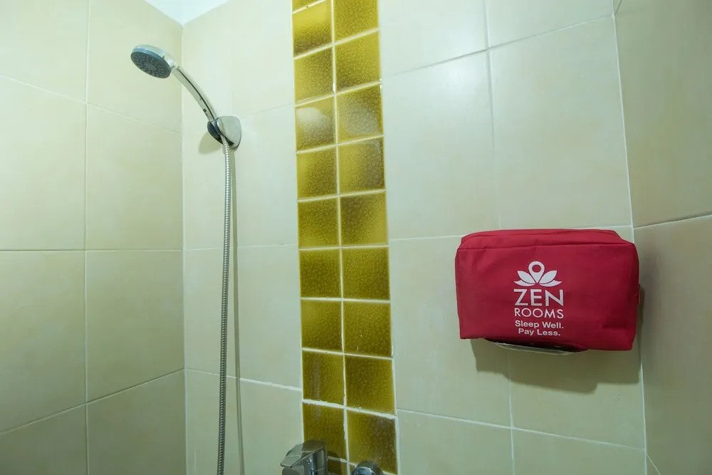 ZEN Rooms Surasak 1