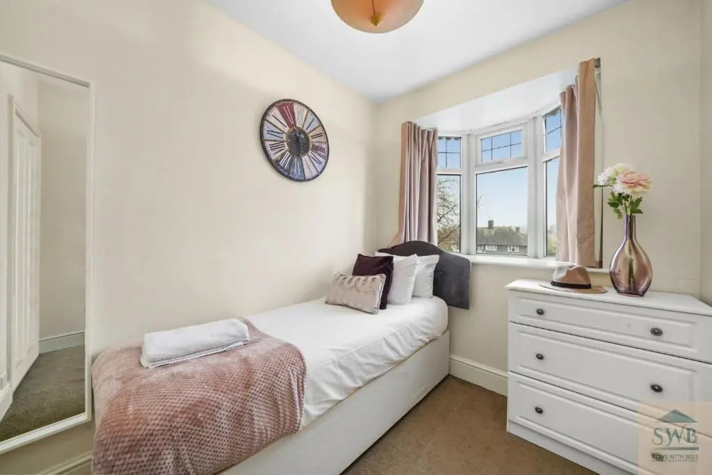 Stays with Bels Short Lets Serviced Accommodation Nottingham contractors & Leisure up to 7 guests