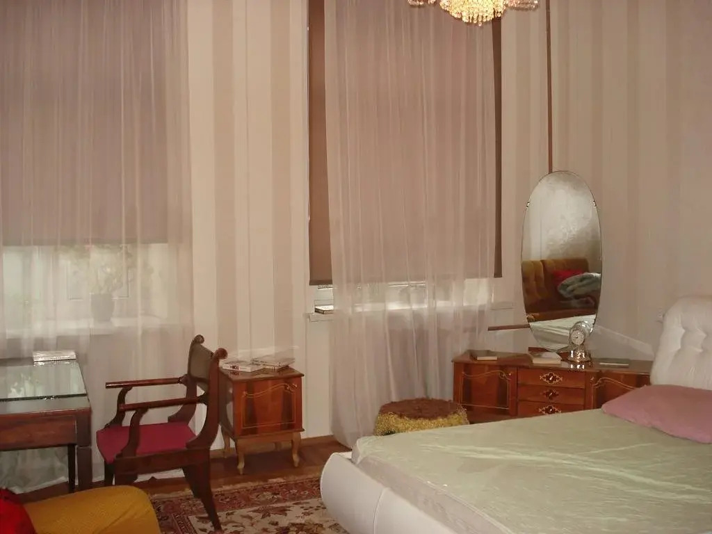 Teatralnaya Ploshchad 12