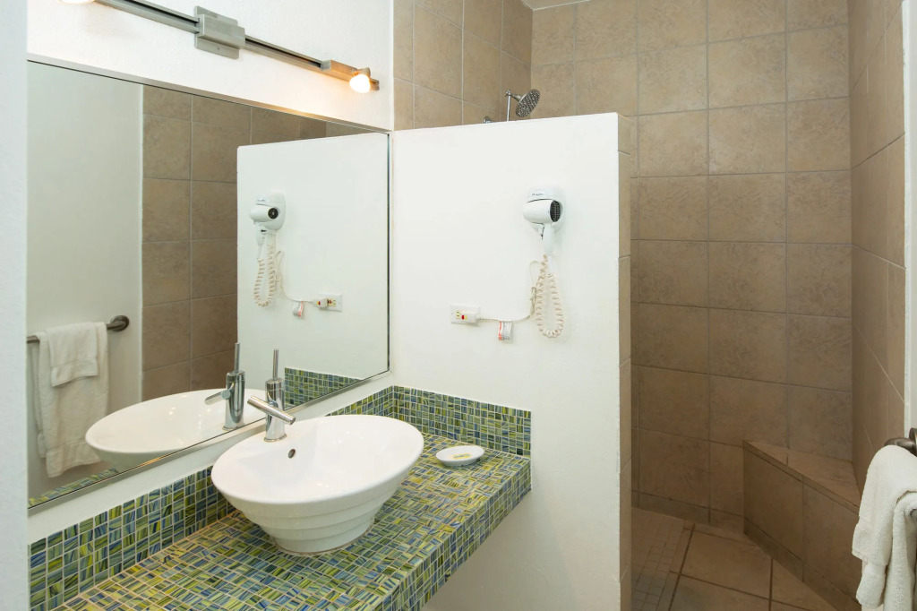 Casa Verde Hotel - Steps to the Beach, Pool, Restaurant & Bar
