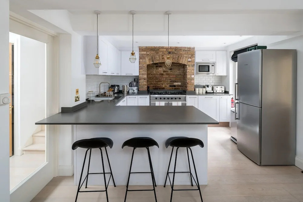 Mod 3 BR Flat Near Baker Street st, in Marylebone
