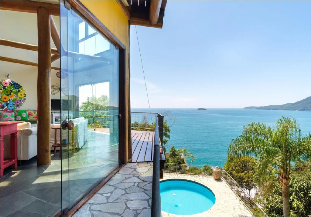 Pineapples Ubatuba | Mansion overlooking the sea