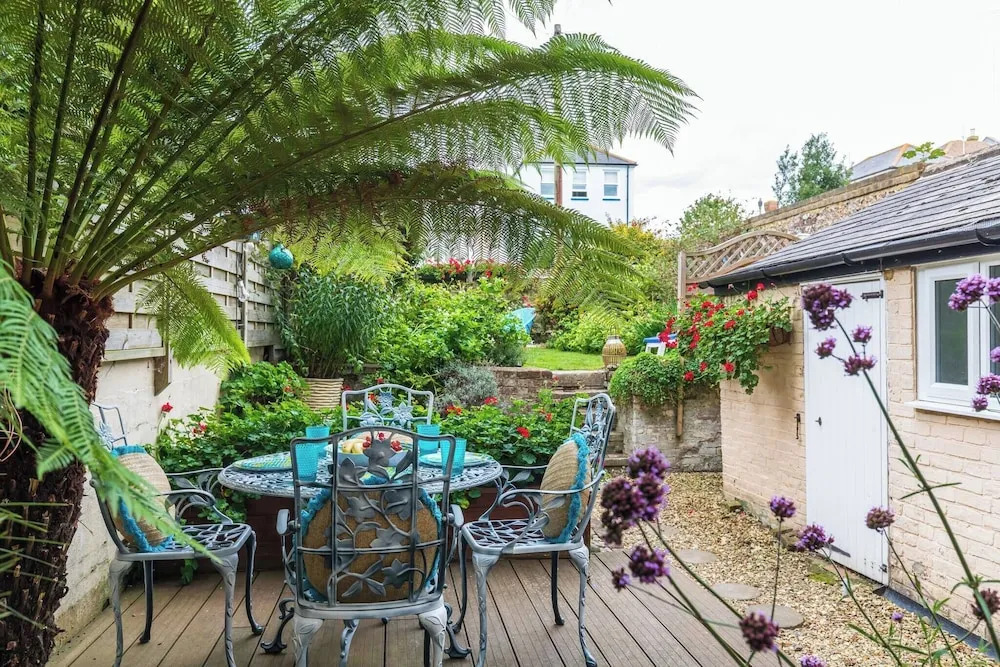Spacious Seafront Apartment, Garden Free Parking
