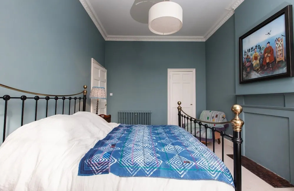 Central, Spacious 3BR Edinburgh Flat For 6