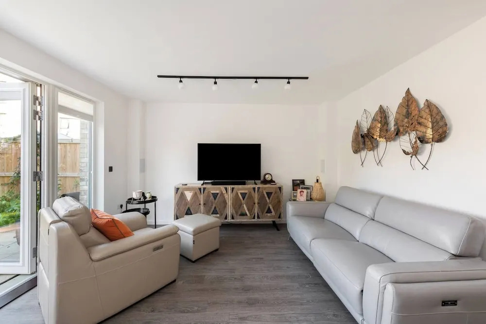Stylish 3-bed Townhouse With 3 Baths in Southgate