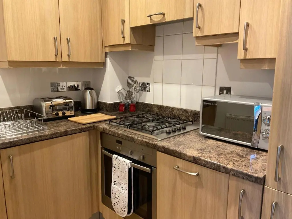 Modern 2 Bed Apt in Egham High Street, with private parking and Wifi