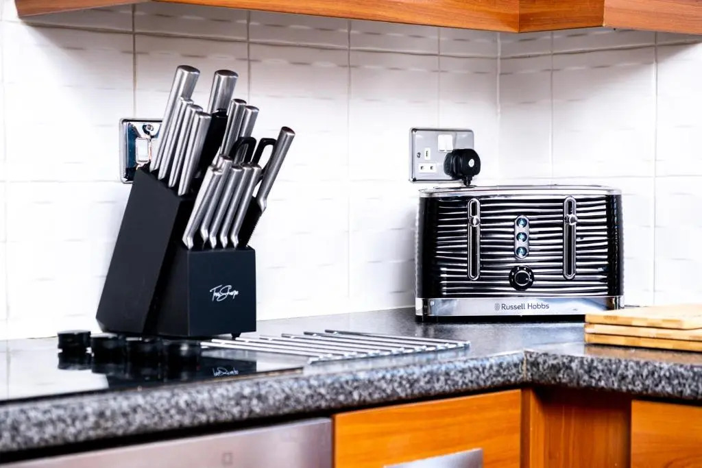 2 Bed Family Apt w/BALCONY & PARKING! ☆ FREE NETFLIX - With 50 Inch Smart TV, FREE NETFLIX & WIFI - Birmingham City Centre, By 02 Academy, Cube & Mailbox