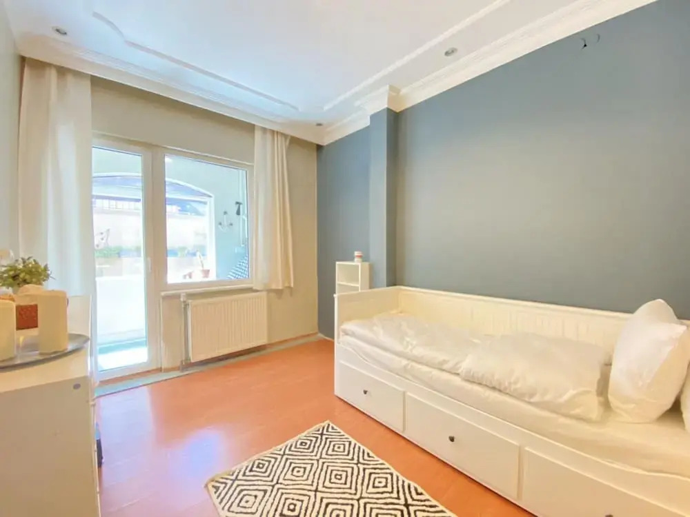 Flat With Bosphorus View and Backyard in Uskudar