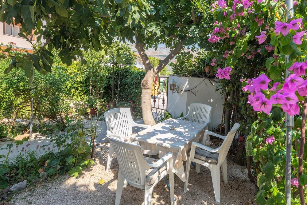 A 1 - apt Near Beach With Patio, Parking and Grill