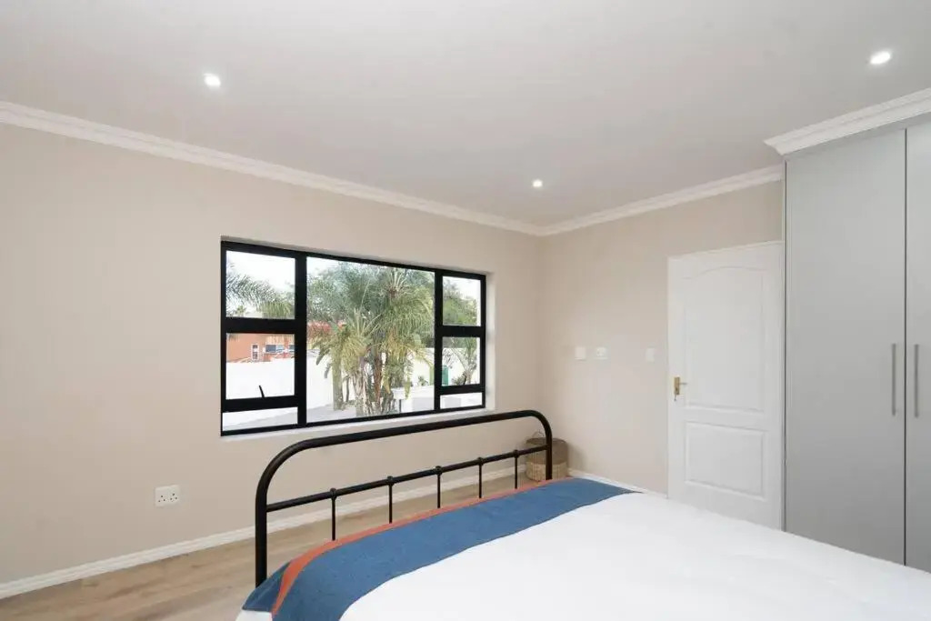 Private Modern 10 bdrm Home tucked away in Sandton