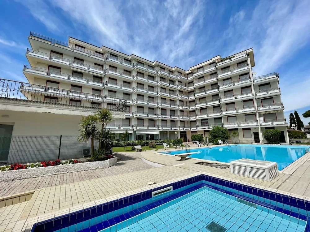 Bright Apartment With Shared Pool