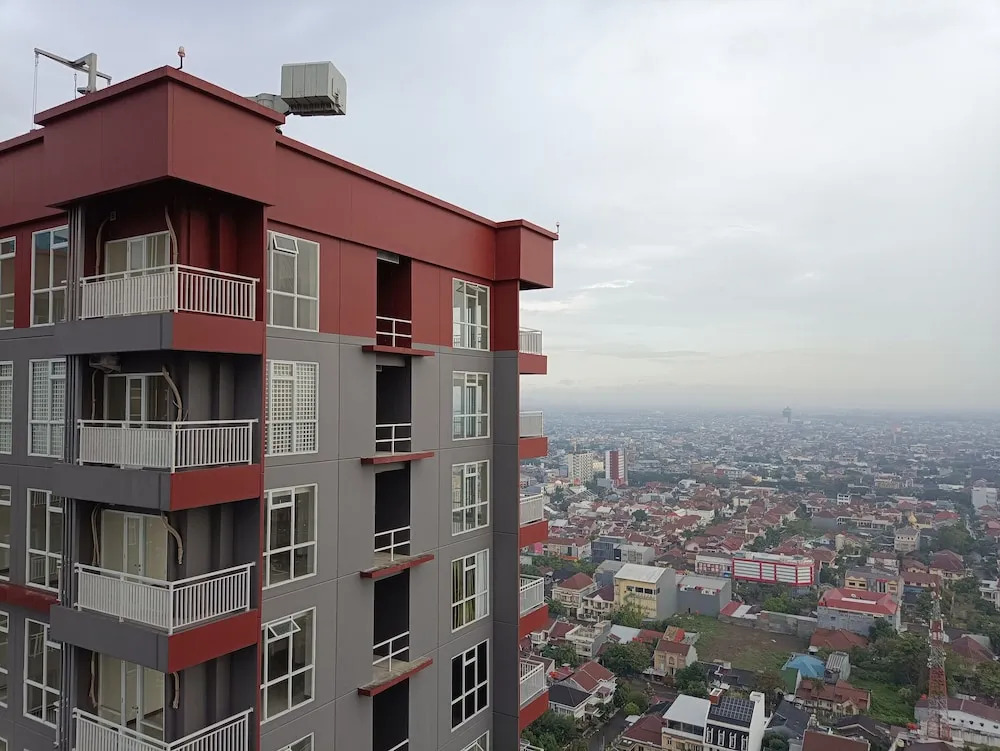 Cozy And High Floor Studio Room At Vida View Makassar Apartment