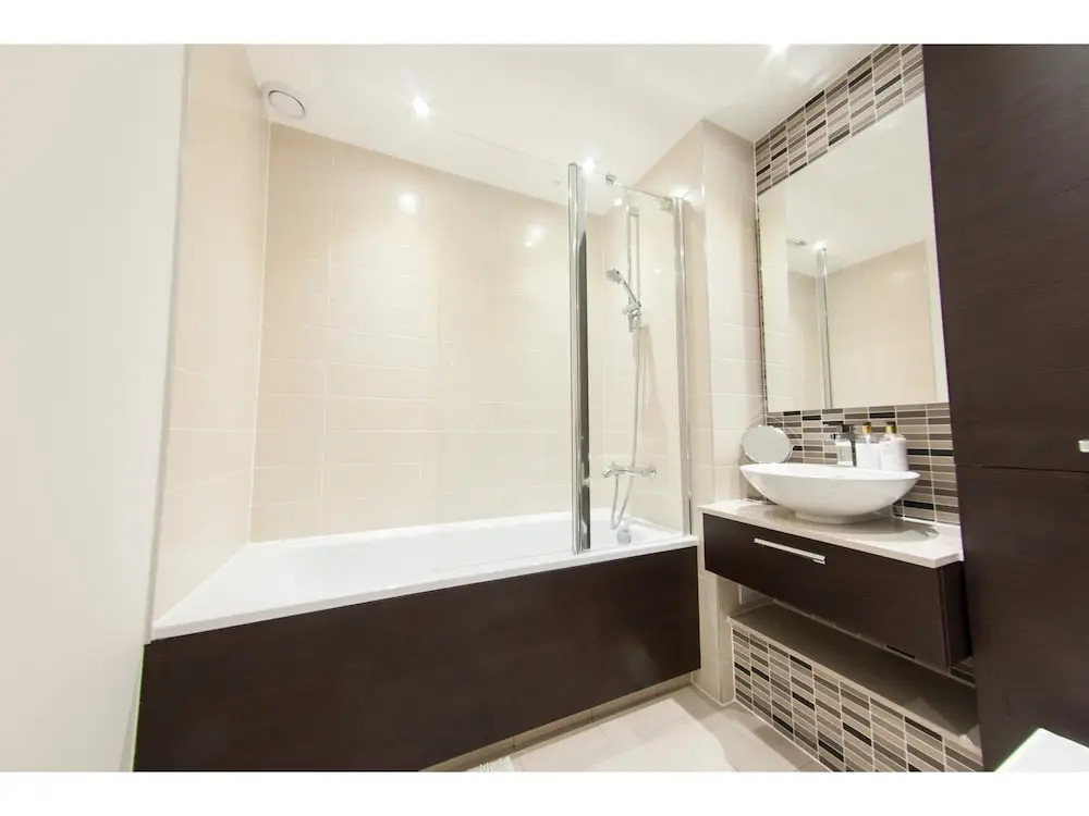 E1 Stunning Two Bathroom Modern Flat