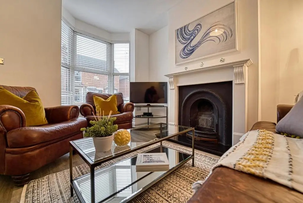 Stylish 2 Bedroom House with Patio