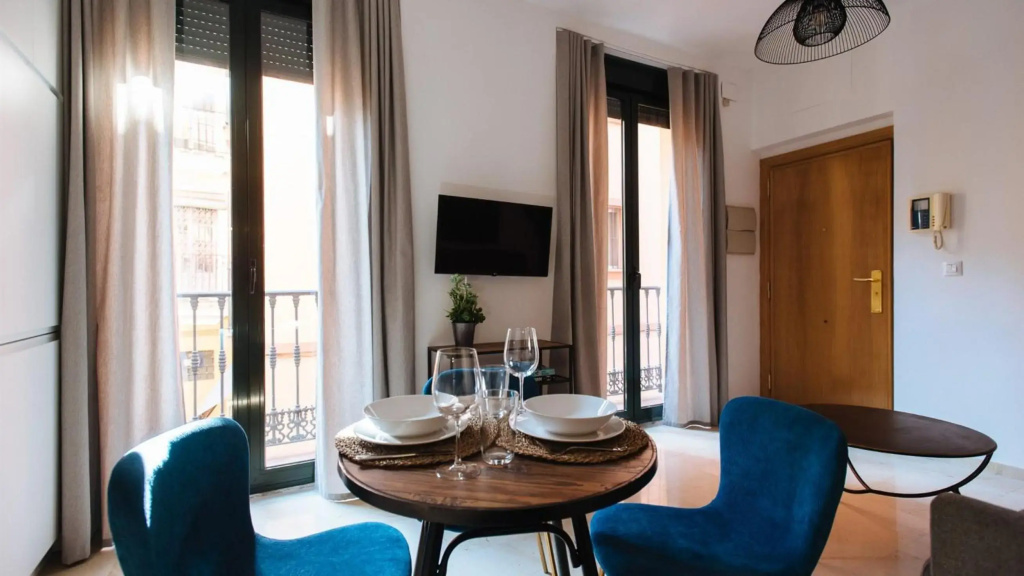 Chiqui and Vicente Bright Apartment