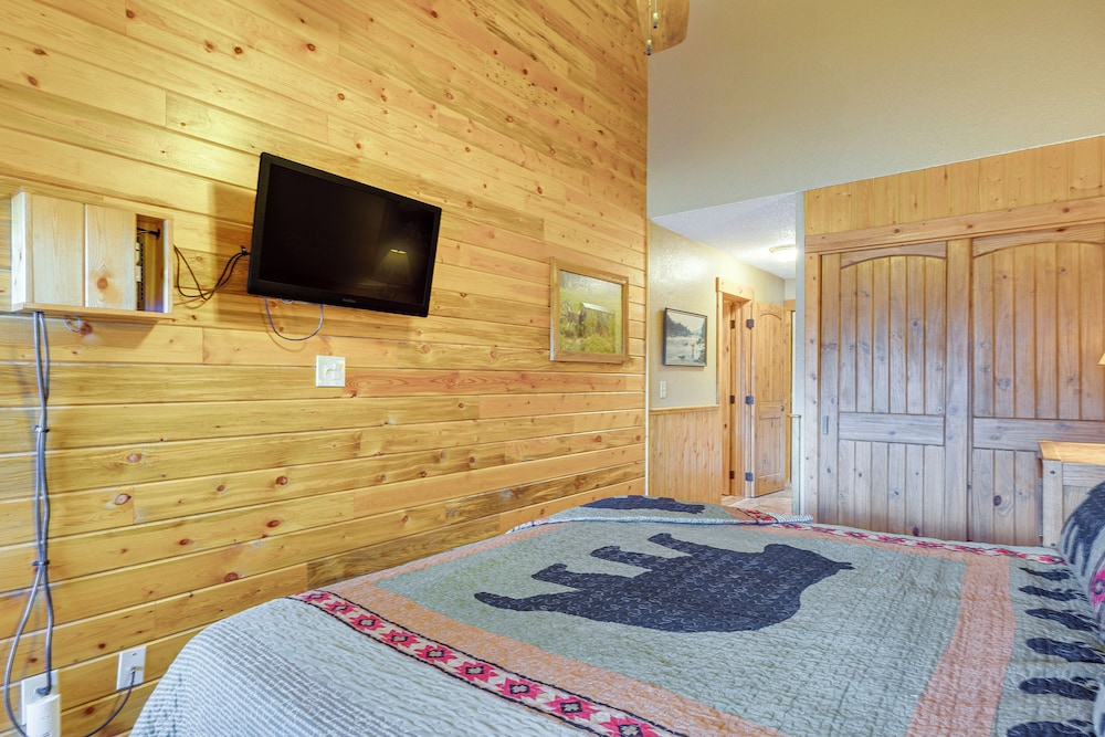 Pool & Hot Tub Access at Top-floor Granby Getaway!