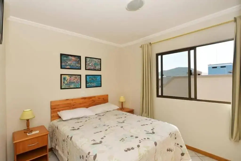 1074 Apartamento de cobertura com linda vista para o mar com 02 dormitórios 01 vaga de garagem na praia do centro de Bombinhas