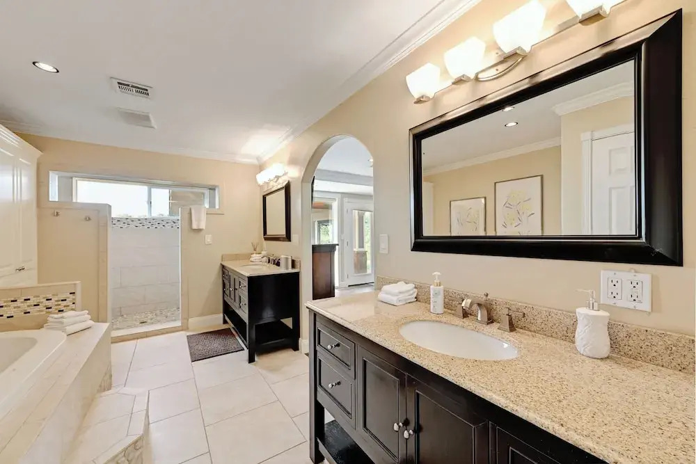 Luxurious Retreat on Lake Lbj: Pool, Hot Tub, Dock