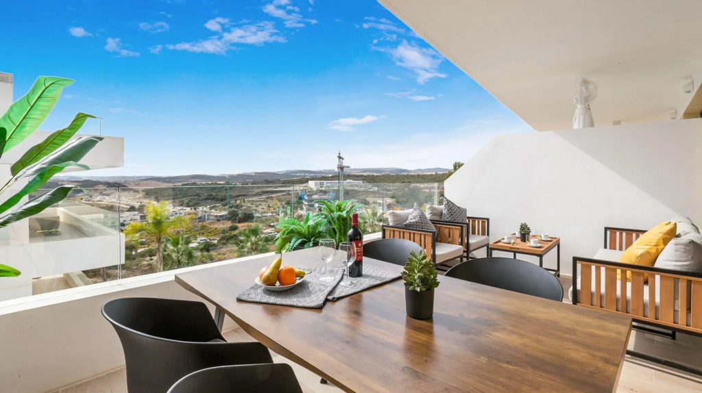 Roli in Estepona with 2 bedrooms and 2 bathrooms