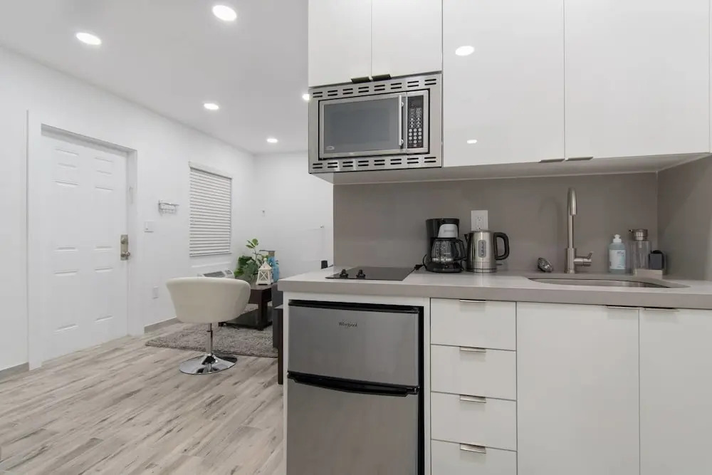 Newly Renovated 1 Bedroom Apt Designer Unit # 3