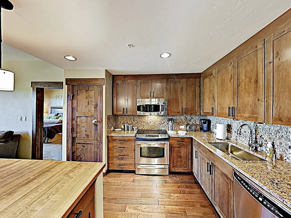 New Listing! Mountain-view W/ Pool & Gondola 2 Bedroom Condo