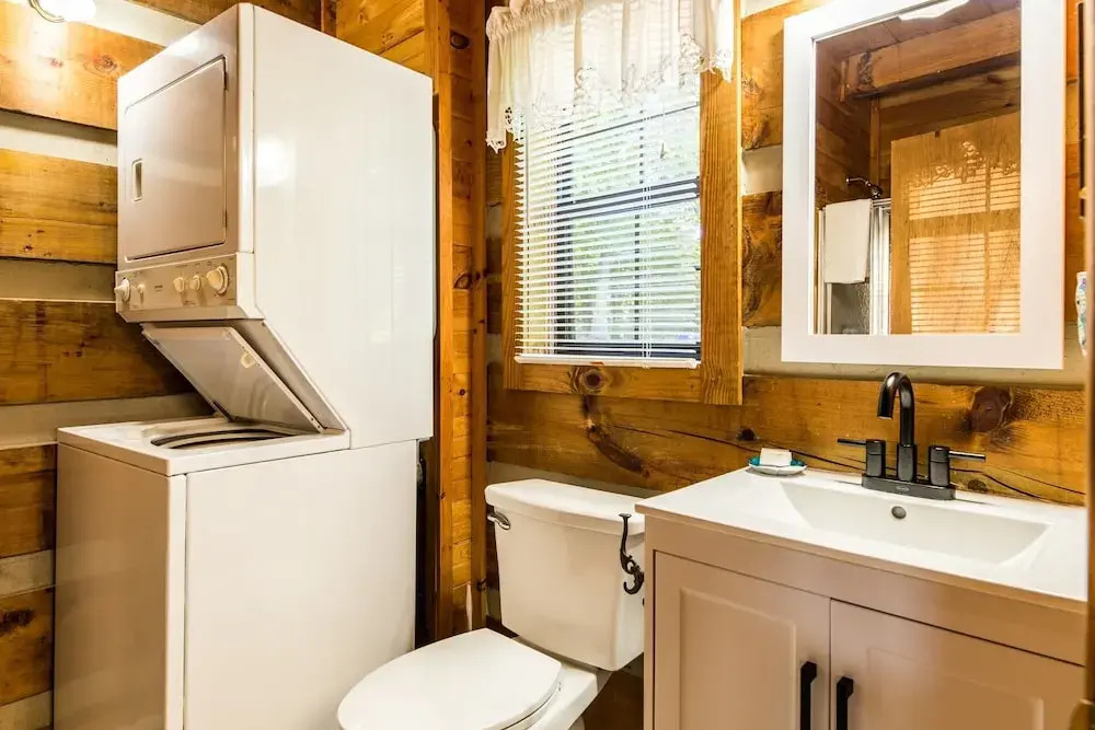 Er17 - The Perfect Getaway Great Location - Close To Town! 1 Bedroom Cabin by RedAwning