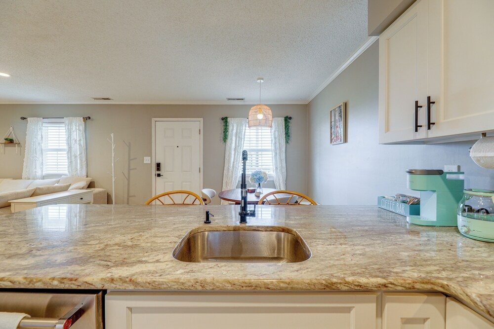Bright & Airy Condo: Walk to Beach/boardwalk
