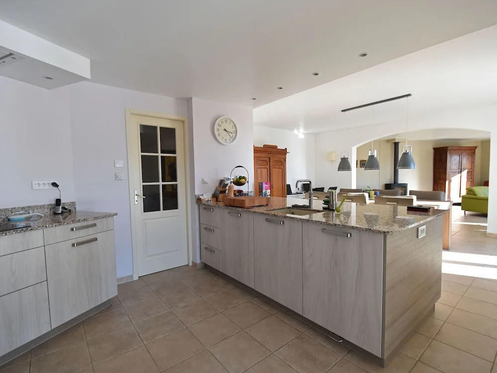 Air-conditioned villa with heated pool, guesthouse and stunning views