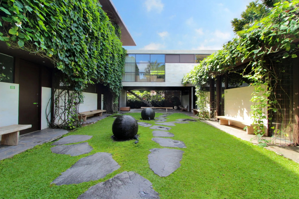 Clio Apartment