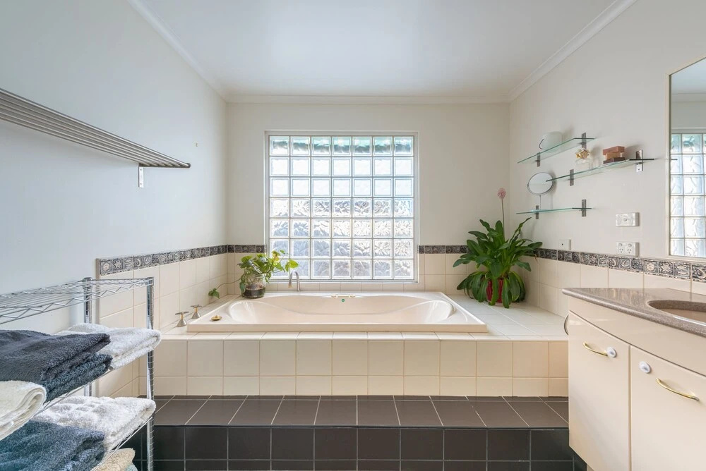 Gorgeous family retreat next to the CBD