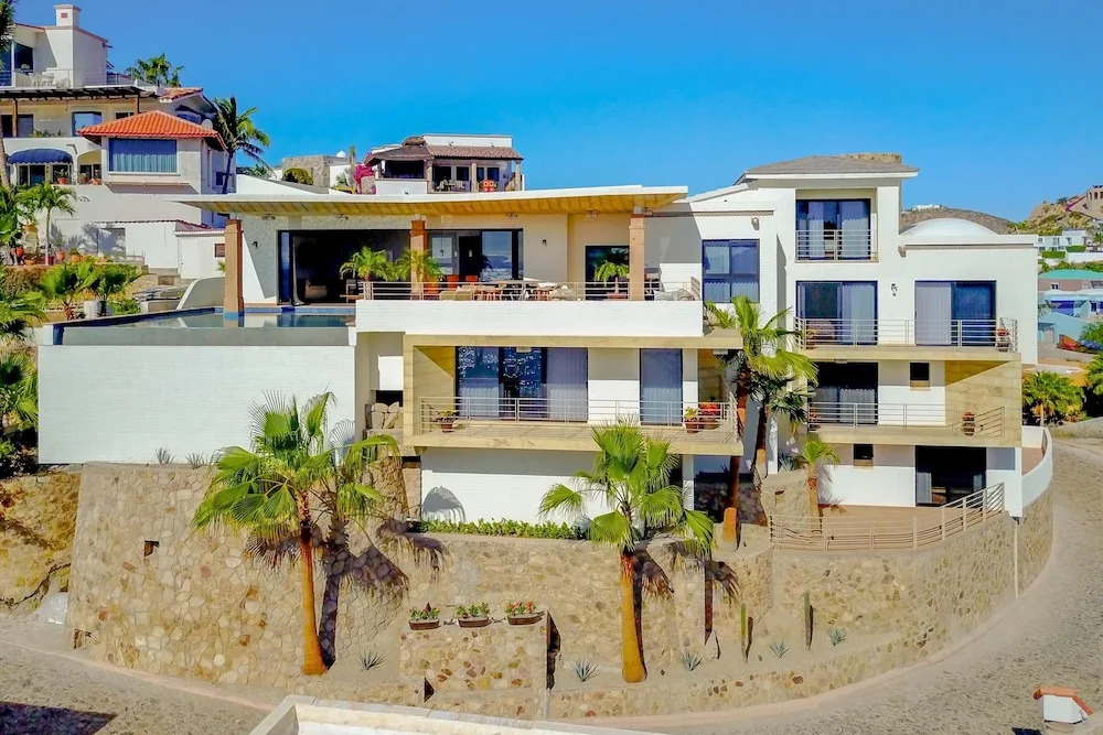Great Cabo Location for Large Group at Villa Jade de Law