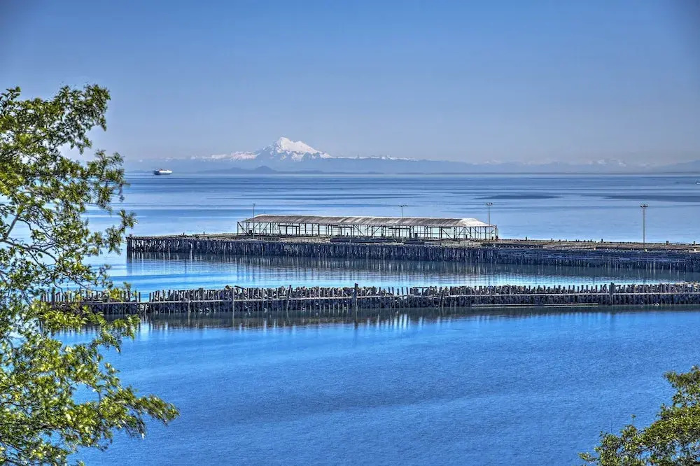 Waterfront Home ~ 6 Mi to Olympic National Park!