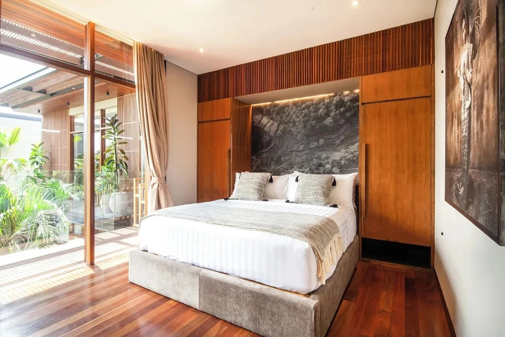 Luxury 6BR Canggu 400m to Finns Beach