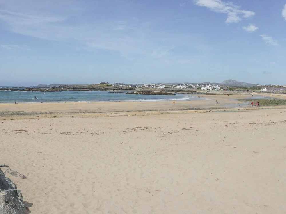 BRYN GORS-3 BED-FIRST FLOOR APT- YARDS FROM BEACH