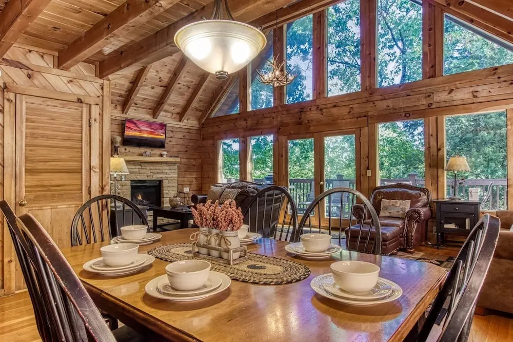 ER1 - Smoky Mountain Escape Great location - Close to town! cabin