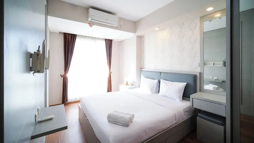 Modern and Cozy 1BR at Grand Sungkono Lagoon Apartment By Travelio