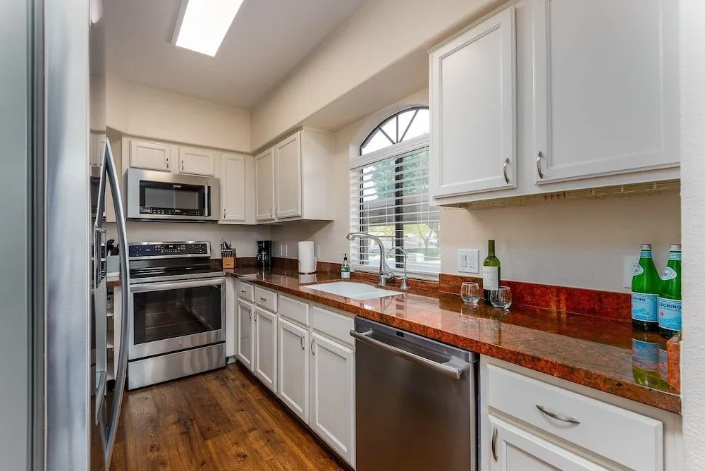 Comfort 3 Bedroom Condo by Redawning
