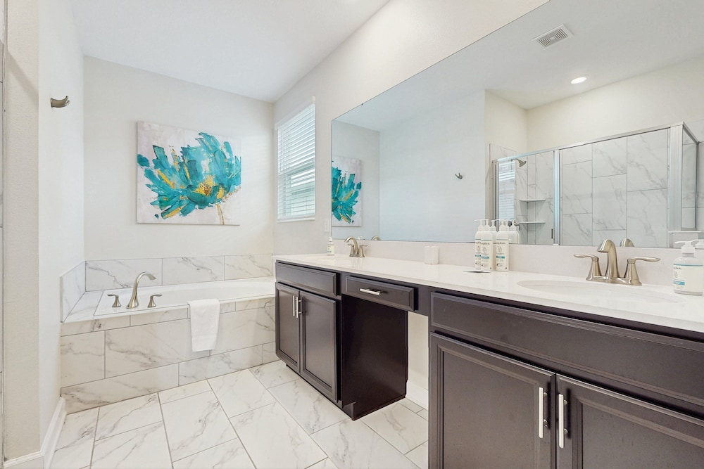 Spacious Family Villa With Private Pool, spa and Movie Loft