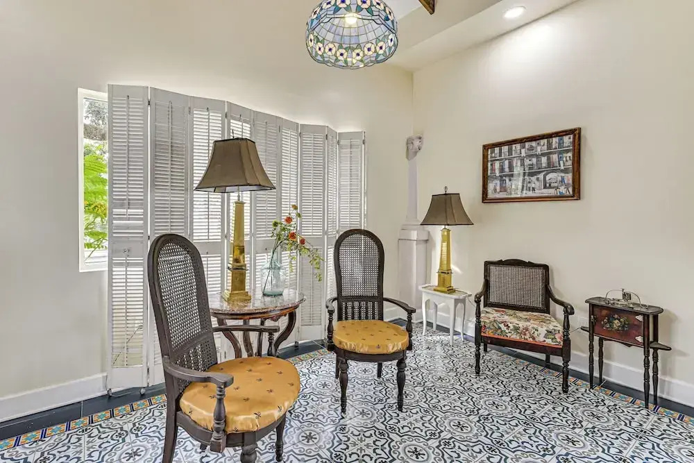 2 Mi to Ybor City: Eclectic Tampa Charmer!