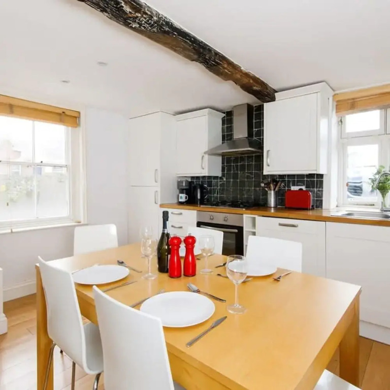 Charming 3bd Townhouse Right in the City Centre
