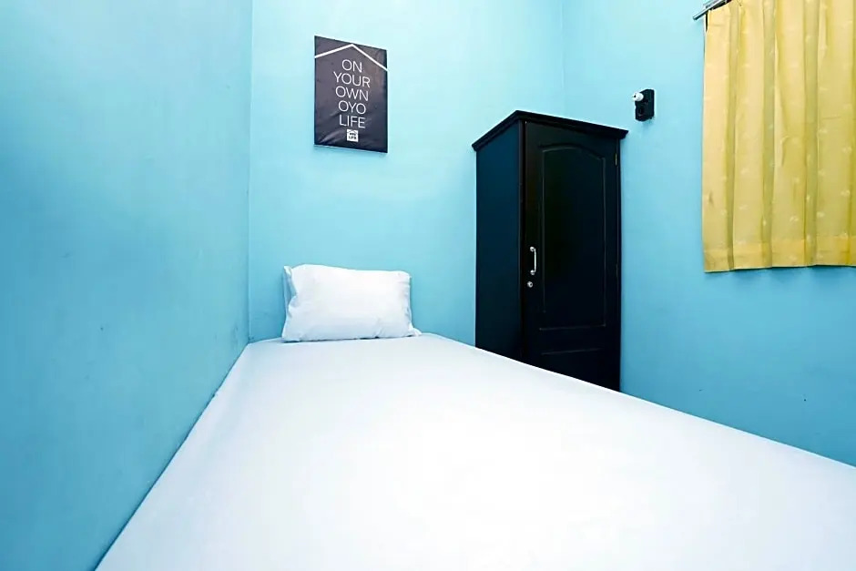 OYO Life 2905 Kost Semampir Tengah Near RSU Premier Surabaya Kota Surabaya
